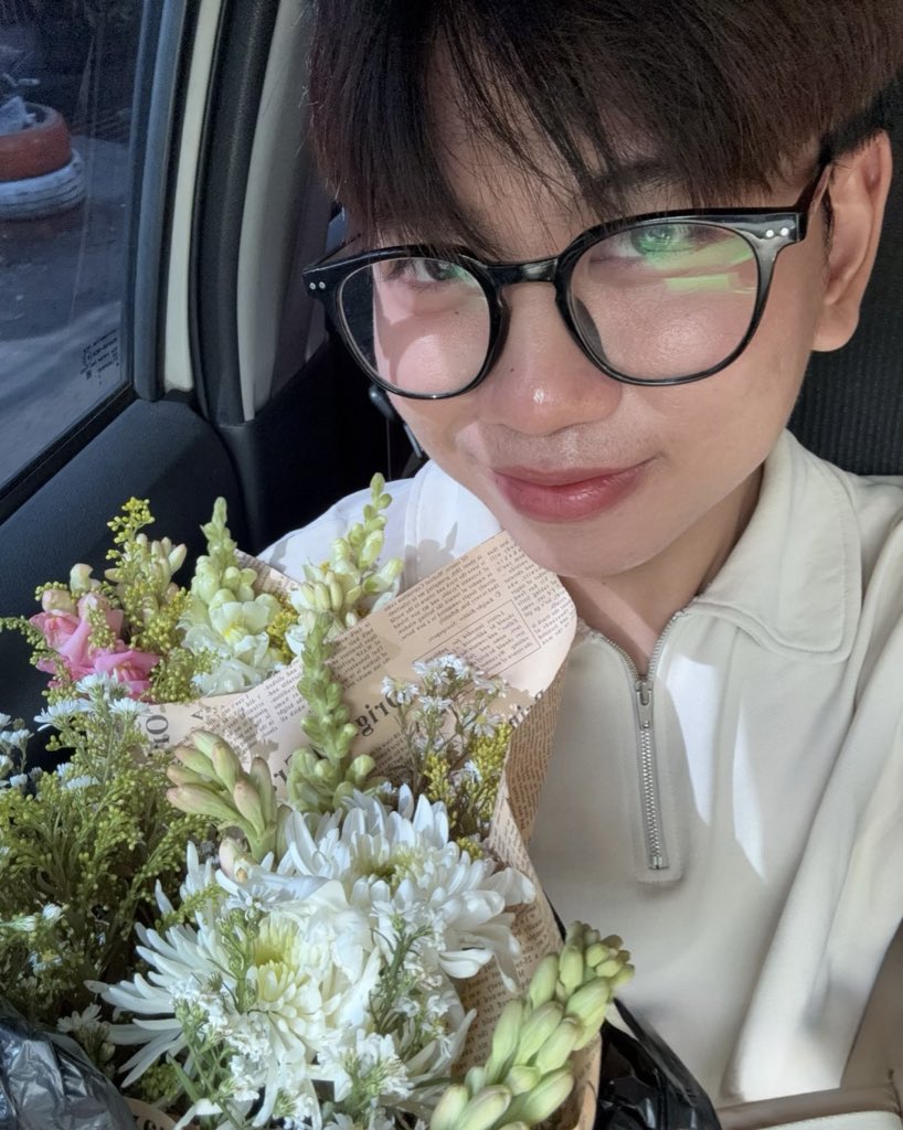 ditimpunk's tweet image. jajan bunga bungaan lagi~