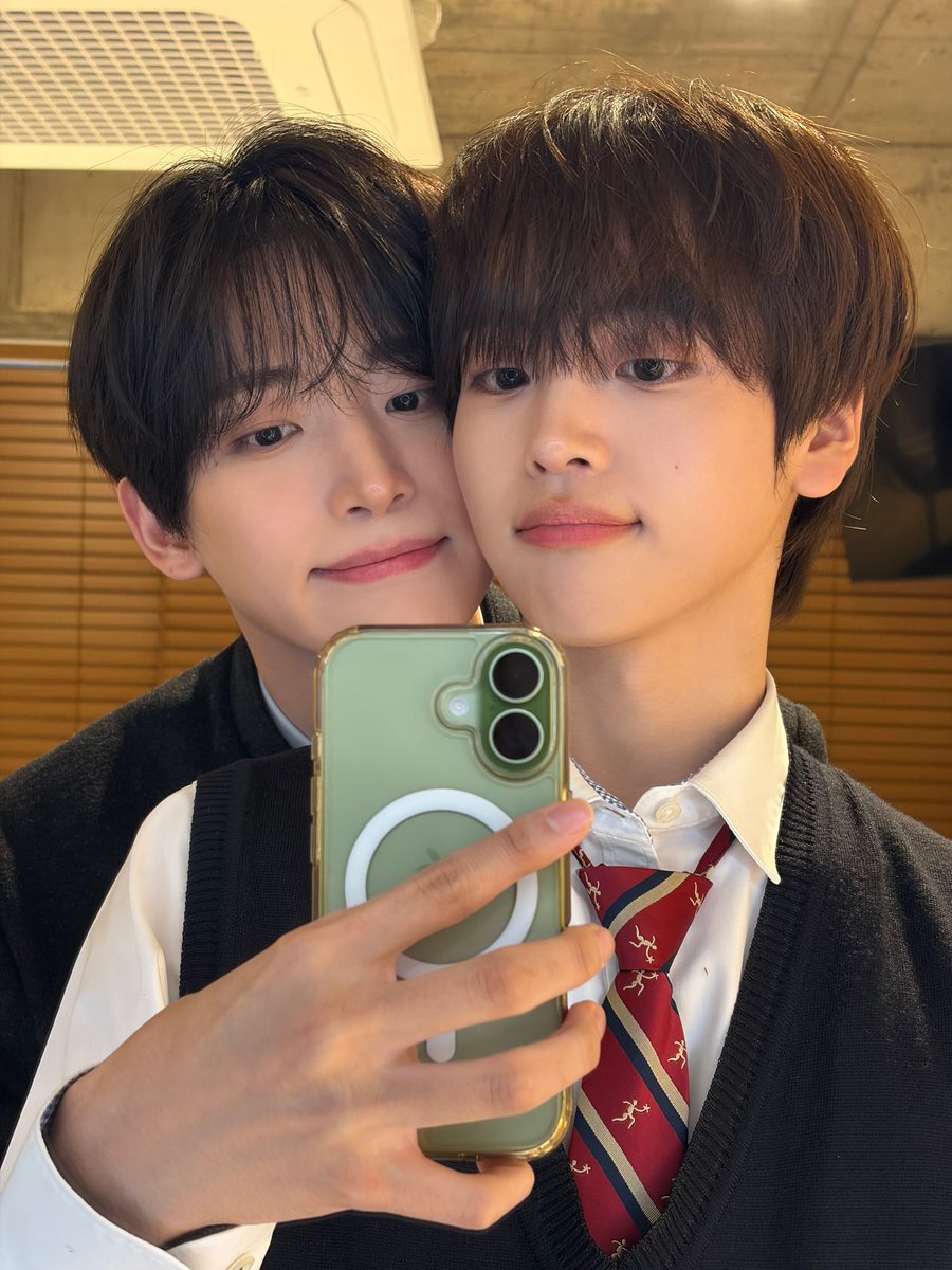 CRAVITY_twt's tweet photo. 정모형 생일축하해 평생 웅냥거리자☺️🫶
#크래비티 #형준 #정모
#HAPPYJUNGMODAY
#대상문_출신_구정모_생축
#크래비티_최강뽀짝귀요미_구정모_생일 https://t.co/B4XwfO9vIr