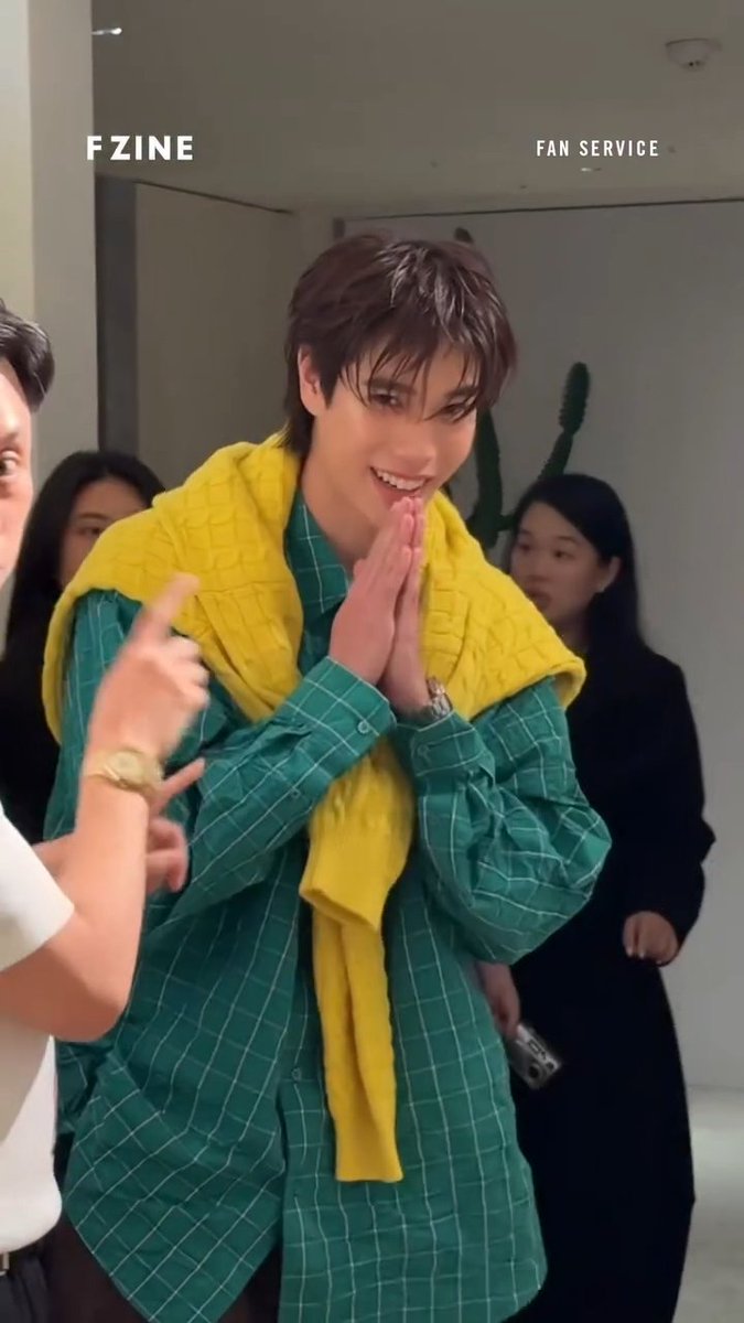 คุณ FOH มาแล้วค้าบ ลุคน่ารักสดใสมาก
ไหว้ทักทายพี่ ๆ สื่อด้วย เอ็นดู 🥹🤏🏻

PHUWIN LOEWESS26 SG

#LOEWExPhuwin
#LOEWESS26
#LOEWE <a href="/LoeweOfficial/">LOEWE</a>
#phuwintang <a href="/phuwintang/">phuwintang</a>