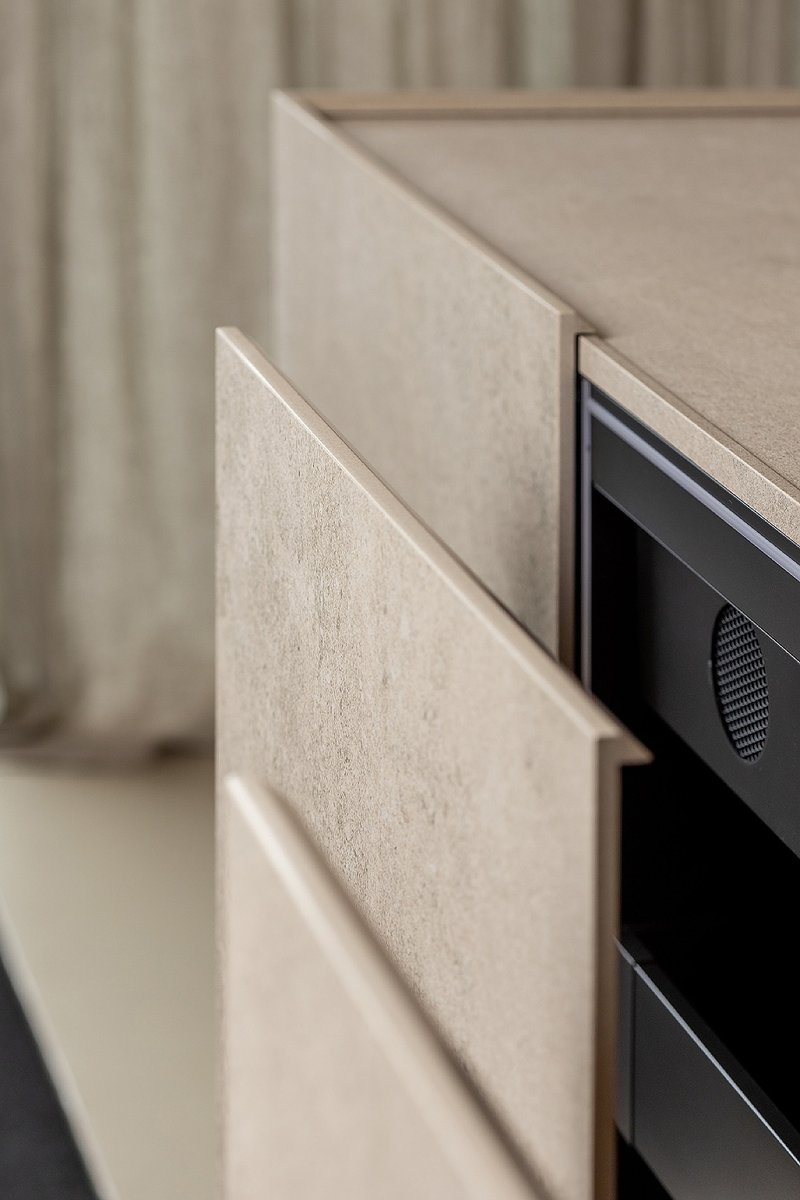 Interior_es's tweet image. The #kitchens brand REKKER proposes a renewed vision of the contemporary kitchen, conceived as a flexible and open environment that goes beyond the boundaries of the interior. A perfect example is their The Rok kitchen.
-&amp;gt; interioresminimalistas.com/2026/02/05/tra…
-&amp;gt; #Architecture #InteriorDesign