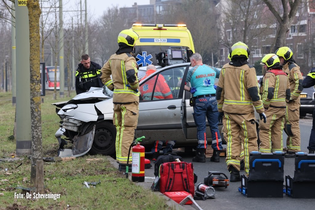 Onwel geworden automobilist tegen paal gereden in Scheveningen
