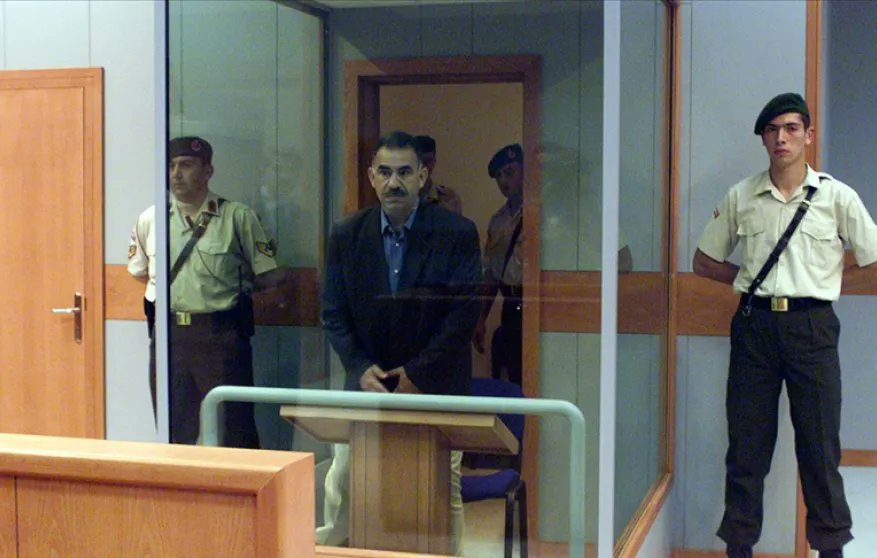 ◾️Süreçte yeni aşama: 'Umut Hakkı' meselesinde asıl kriz nerede?

Suriye’de SGD kontrolündeki bölgelerin büyük bölümünün HTŞ’ye geçmesi, süreçte ciddi bir kırılma yaratmış gibi görünmüyor. SDG için “cihatçı çete”den “Şam hükümeti” adlandırmasına geçiş çok hızlı olurken,