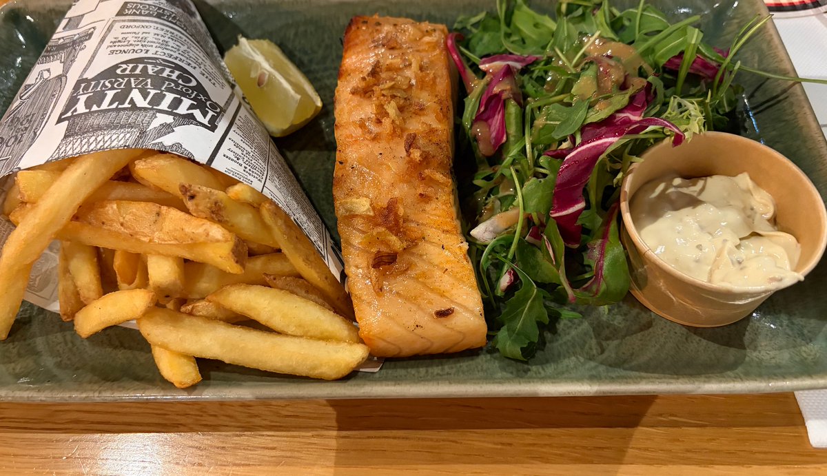 本日もフランスの写真をお裾分けします🇫🇷
私も一彩さんに倣って食事の写真を……と思い、こちらを選びました。
どの料理も魅力的でしたが、私はこれが一番美味しかったです……！（マヨイ）
#ALKALOID