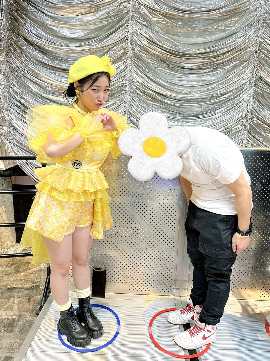 ぐく丸吉です。他の方は購入なさらないでください。 チェキ券買いすぎたと言ってた奴の一枚を買い取って、さて誰と撮るかな