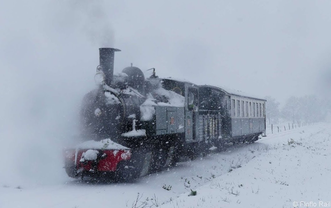 La =>#vapeur =>#Mallet 101 du Velay-express.fr en 05-18 empruntant la portion Saint-Agrève - Raucoules (43) d'une des =>#ligneslocales des =>#CFD (ici du Vivarais) avec l'ambiance mystérieuse de l'hiver.
📷Floflo Rail, source : capture d'écran de youtu.be/xMnrq6-oEfQ?si…