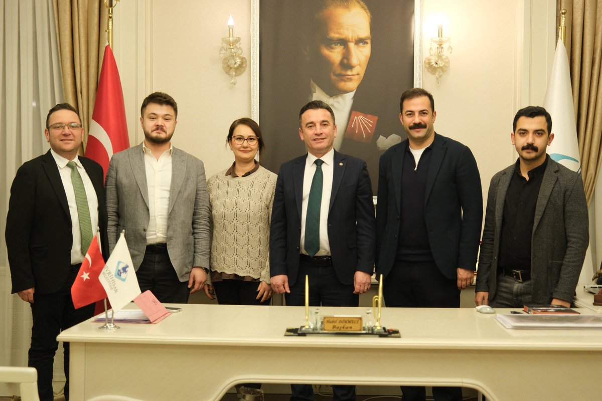 Sivrihisar Belediyemizi ziyaret ederek Belediye Başkanımız Habil Dökmeci ile bir araya geldik. 

İlçemizin gündemine ilişkin değerlendirmelerde bulunarak, yürütülen çalışmalar ve önümüzdeki döneme dair planlanan projeler hakkında karşılıklı görüş alışverişi gerçekleştirdik.