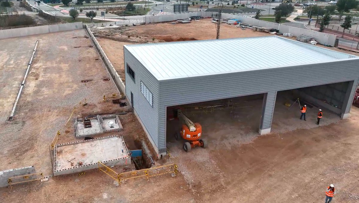 GrupoCeremon's tweet photo. Nave con estructura, cerramientos y cubierta finalizados, en fase de obra interior previa a pavimentación e instalaciones, con urbanización de parcela y trabajos exteriores en ejecución.
#BIM #EdificacionIndustrial #arquitectura https://t.co/jt75K5KpIY