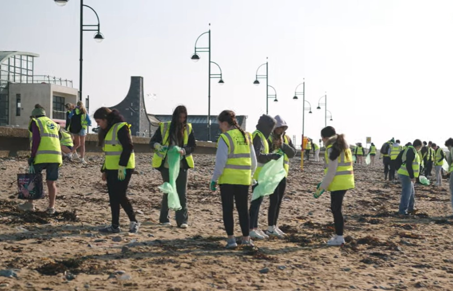 AtlanticArea's tweet image. 🌊🤖 AI for cleaner beaches
The #BluePoint project uses drones, AI and a mobile app to spot plastic waste and support smarter beach clean-ups across the Atlantic Area.
👉 Find out more on our website
atlanticarea.eu/news-events/ne…
#Interreg #AtlanticArea #AIforGood #MarineLitter