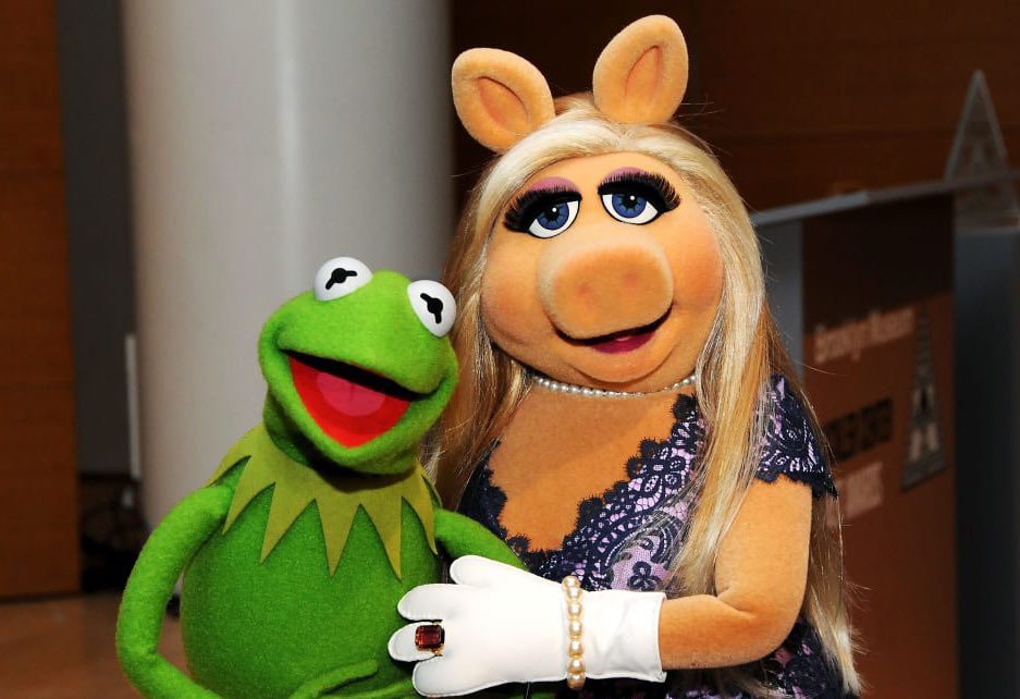 PopBase's tweet image. Miss Piggy tells ET that Ariana Grande is her dream guest for the ‘Muppets Show’:

“I’m sure she wouldn’t mind working with [Kermit], she’s worked with green people before.”

(etonline.com/media/videos/m…)