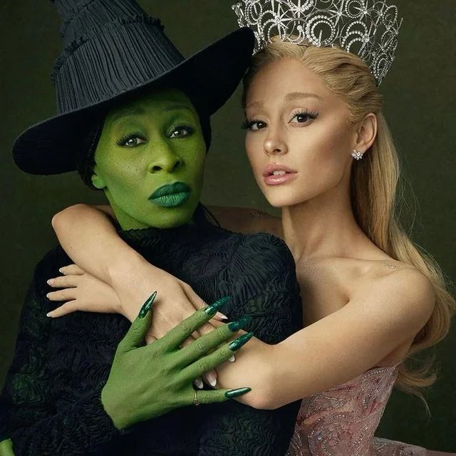 PopBase's tweet image. Miss Piggy tells ET that Ariana Grande is her dream guest for the ‘Muppets Show’:

“I’m sure she wouldn’t mind working with [Kermit], she’s worked with green people before.”

(etonline.com/media/videos/m…)