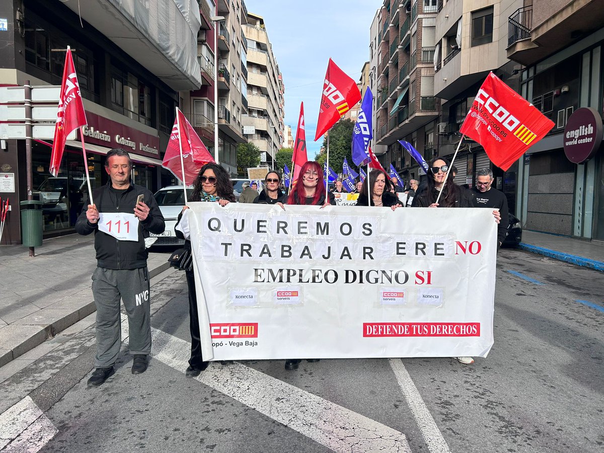 ccoopv's tweet photo. 🔴Personas trabajadoras afectadas por los despidos de empresas del calzado y la comunicación, se manifiestan hoy en #Elche 

📢CCOO se moviliza contra la crisis industrial por los ERE de Analco, María Jaén y Konecta, con más de 500 familias afectadas‼️ https://t.co/QnqlSqGqPg