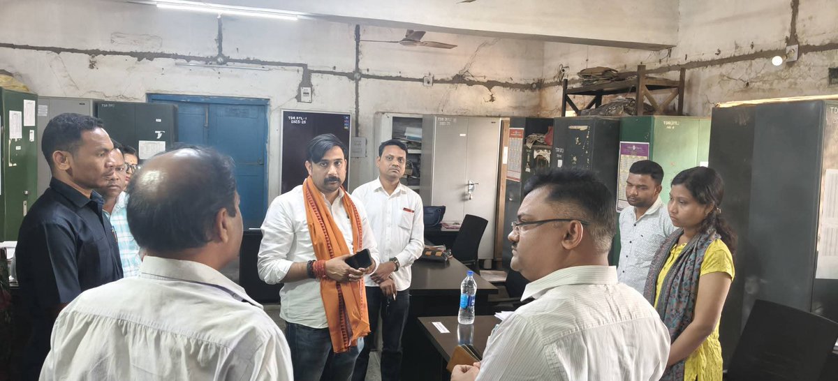 irasisacharya's tweet photo. ମୋର ବିଧାନସଭା ଅନ୍ତର୍ଗତ ଭଟଲି ବ୍ଲକର ଭଟଲି ଠାରେ ନୂତନ ତହସିଲ କାର୍ଯ୍ୟାଳୟ, ରାଜସ୍ବ ନିରୀକ୍ଷକ ଙ୍କ କାର୍ଯ୍ୟାଳୟ,ଉପ ନିବନ୍ଧକଙ୍କ କାର୍ଯ୍ୟାଳୟ ତଥା ଦେୱାନୀ ଅଦାଲତ ପରିସର ପାଇଁ ସ୍ଥାନ ନିରୀକ୍ଷଣ କଲି ll
ମୋ ସହ ବରଗଡ଼ ଉପଜିଲ୍ଲାପାଳ,ଭଟଲି ତହସିଲଦାର ଓ ଓକିଲ ସଂଘର ସଦସ୍ୟ ଉପସ୍ଥିତ ଥିଲେ ll
#TahasilOffice
#rioffice
#Subregistraroffice
#dewaniadalat
#bhatlidham
#BhatliBlock
#BhatliConstituency