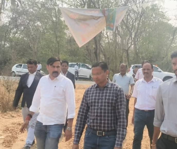 irasisacharya's tweet photo. ମୋର ବିଧାନସଭା ଅନ୍ତର୍ଗତ ଭଟଲି ବ୍ଲକର ଭଟଲି ଠାରେ ନୂତନ ତହସିଲ କାର୍ଯ୍ୟାଳୟ, ରାଜସ୍ବ ନିରୀକ୍ଷକ ଙ୍କ କାର୍ଯ୍ୟାଳୟ,ଉପ ନିବନ୍ଧକଙ୍କ କାର୍ଯ୍ୟାଳୟ ତଥା ଦେୱାନୀ ଅଦାଲତ ପରିସର ପାଇଁ ସ୍ଥାନ ନିରୀକ୍ଷଣ କଲି ll
ମୋ ସହ ବରଗଡ଼ ଉପଜିଲ୍ଲାପାଳ,ଭଟଲି ତହସିଲଦାର ଓ ଓକିଲ ସଂଘର ସଦସ୍ୟ ଉପସ୍ଥିତ ଥିଲେ ll
#TahasilOffice
#rioffice
#Subregistraroffice
#dewaniadalat
#bhatlidham
#BhatliBlock
#BhatliConstituency
