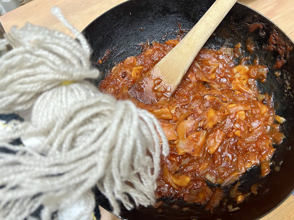 メンちゃん、なんかケチャップの玉ネギ炒めを添えてチキンだよ

レシピ本をもらって作ったけど美味しかったよ

あと野菜をフードプロセッサーした見た目ゲボみたいなスープは美味しかったよ

#Twitter家庭料理部
#日本自炊協会 
#お腹ぺコリン部 
#おうちごはん 
#料理好きな人と繋がりたい
#料理記録