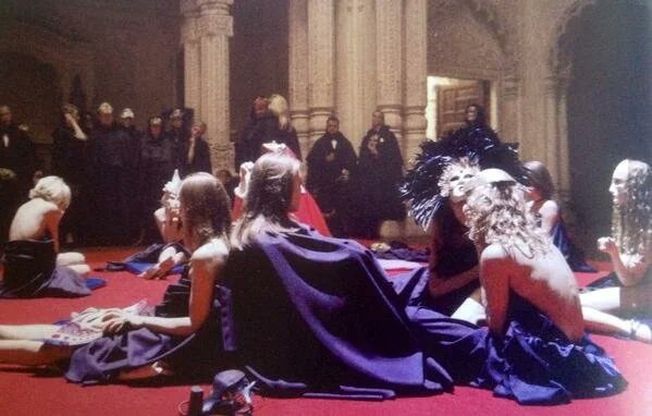 SaschaAmato's tweet photo. cast resting on set of Eyes Wide Shut, 1996 https://t.co/pTprYQHSJg