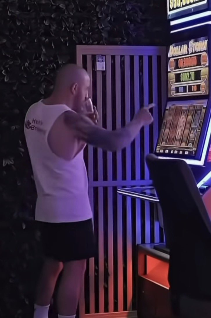 WalnutMMA's tweet image. Volk playing slots is a generational image