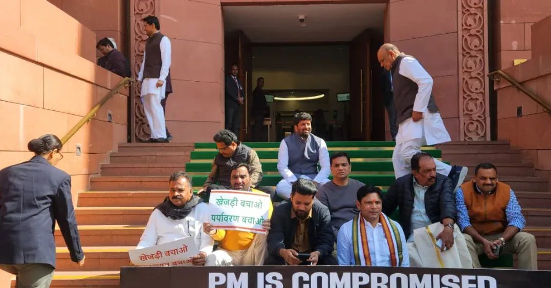Ramprakash151's tweet photo. आरएलपी सुप्रीमोश्री @hanumanbeniwal जी ने आज लोकसभा में व लोकसभा से बाहर बीकानेर में खेजड़ी को बचाने के लिए चल रहे आं'दोलन की तरफ साथी सदस्यश्री @BhimArmyChief जी के साथ केंद्रसरकार का ध्यान आकर्षित किया @RLPINDIAorg 
#खेजड़ी_बचाओ #पर्यावरण_बचाओ #कानून_बनाओ #पर्यावरण_साथे_हनुमान https://t.co/yZ1Bf2QDCN