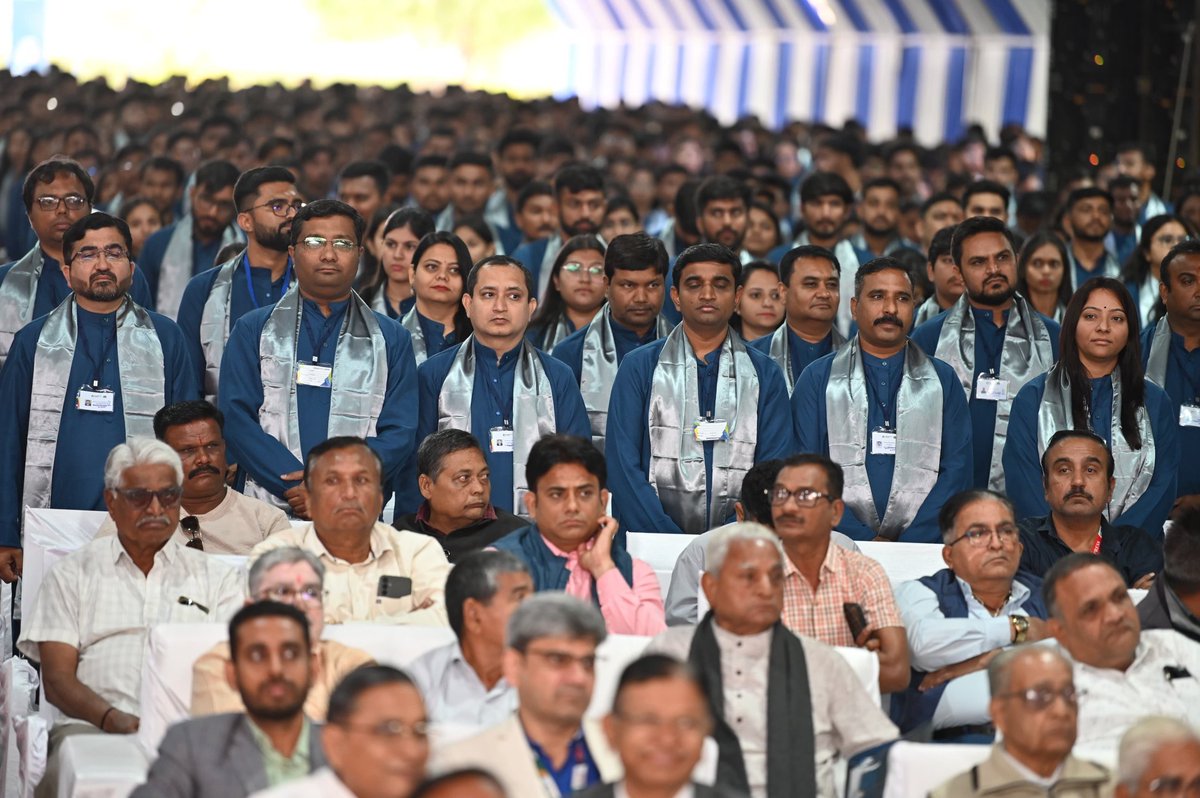 🎓 વિસનગર સાંકળચંદ પટેલ યુનિવર્સિટીના ૮ માં પદવીદાન સમારોહમાં ૨૨૧૩ વિદ્યાર્થીઓને માન.મુખ્યમંત્રી શ્રી ભૂપેન્દ્રભાઈ પટેલના હસ્તે પદવી એનાયત ✨
‘જોબ સીકર નહીં, જોબ ક્રિએટર બનો’નો પ્રેરક સંદેશ.
<a href="/CMOGuj/">CMO Gujarat</a> <a href="/sanghaviharsh/">Harsh Sanghavi</a> <a href="/revenuegujarat/">Revenue Dep. Gujarat</a>