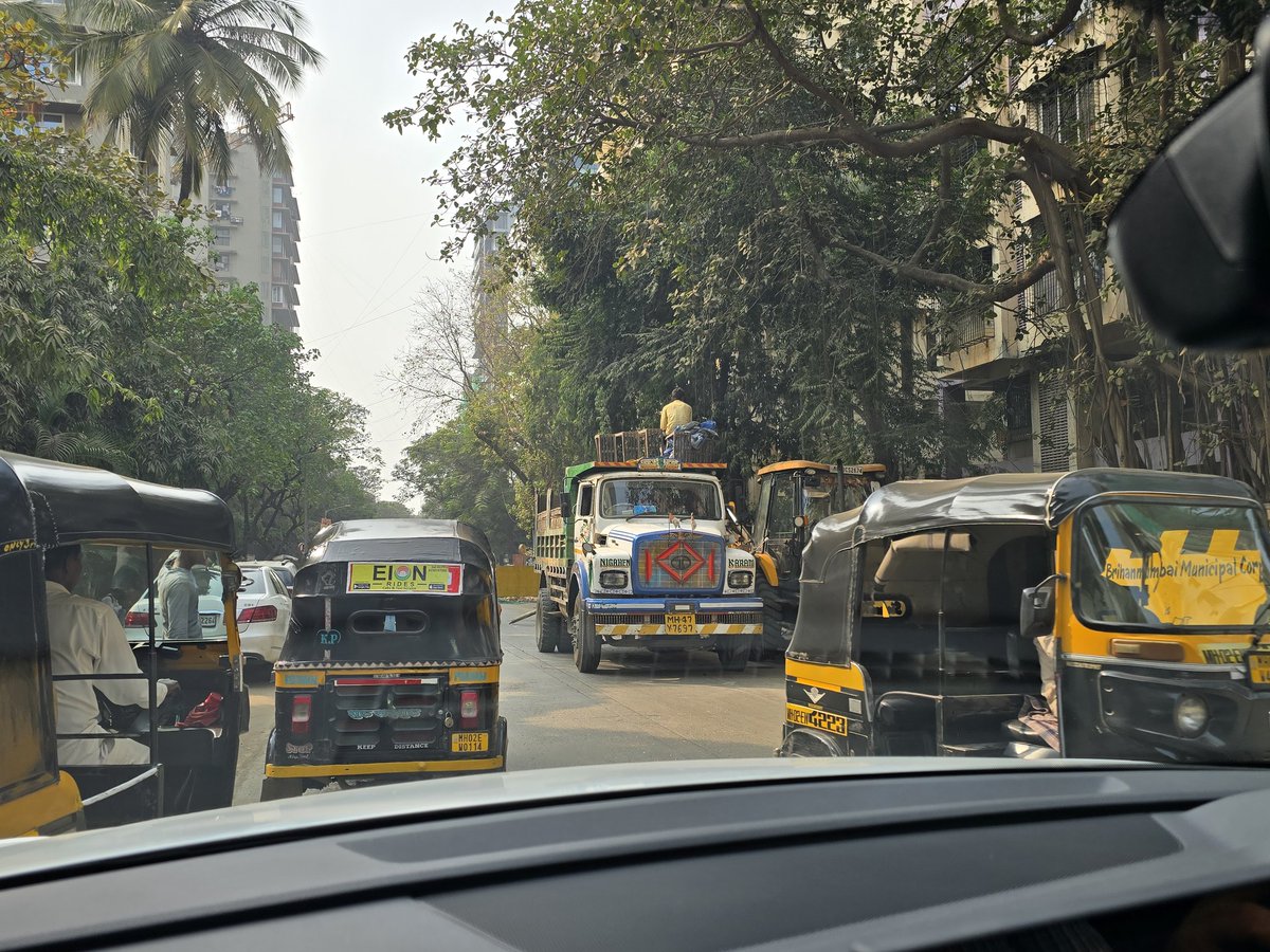 bhatiaharry's tweet photo. Middle of the day and the construction vehicles block half the road, the other end blocked by illegal parking, creating traffic jams.. Utter chaos in khar, bandra, santacruz areas -multiple roads dug up. Need to have some checks&amp;penalties @mybmc @MumbaiPolice @CMOMaharashtra https://t.co/bZHYFyNOGg