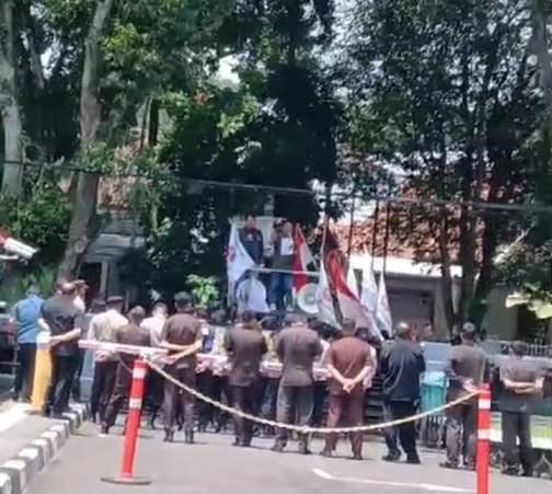 tarungnews2's tweet image. tarungnews.com/pendidikan/192…
Terkait Transparansi Anggaran Proyek, AJM Geruduk Disdik Jabar #Kamis #Awkarin #SergioCastel #BadanPusatStatistik