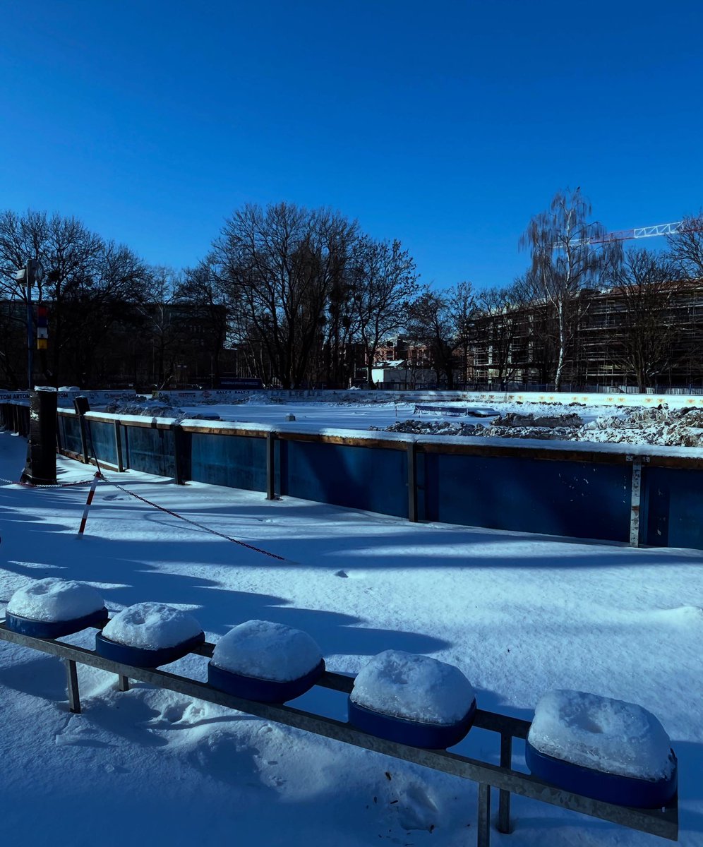 Zasypane trybuny, biały tor i cisza przed pierwszym startem… ❄️ Ten widok także ma swój urok, ale powoli zaczynamy odliczać dni do momentu, kiedy mini żużel w <a href="/gdansk/">Miasto Gdańsk</a> obudzi się z zimowego snu! 🏁❤️🤍💙
