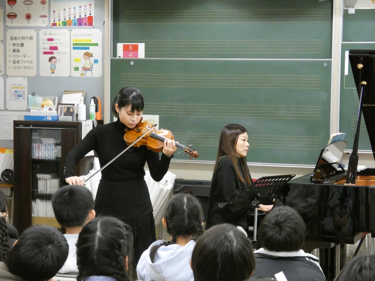 石上真由子さん と城綾乃さんによるおんかつ2日目🎻🎹
午後は中津小学校音楽室で4年生が対象です。

🧒「ヴァイオリンていくらぐらいするの？」
👧「うまく弾くコツは？」等子どもならではの質問にも優しく応じていただきました。

７日(土)はホールでコンサート
👉ibabun.jp/event/20260207/