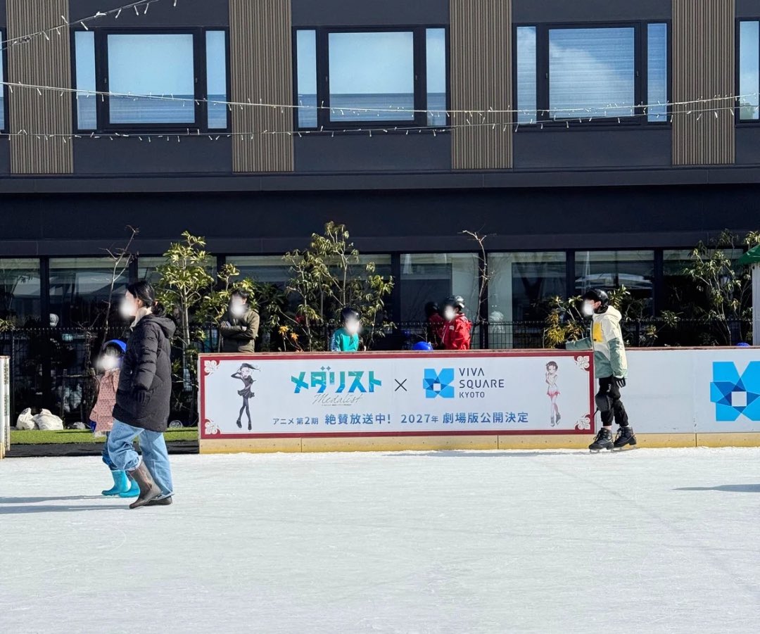 viva_square's tweet photo. 【アニメ「メダリスト」とコラボ開催中！】
/
TVアニメ『#メダリスト』×#ビバスクエア京都
コラボが開催中📢
＼
🗓️コラボ期間
2026/2/23(月祝)まで
等身大キャラクターパネルやビッグバナーが登場しています❄️
この冬はメダリストと一緒にフィギュアスケートを楽しもう⛸

#medalist https://t.co/dyn1TzHW5d