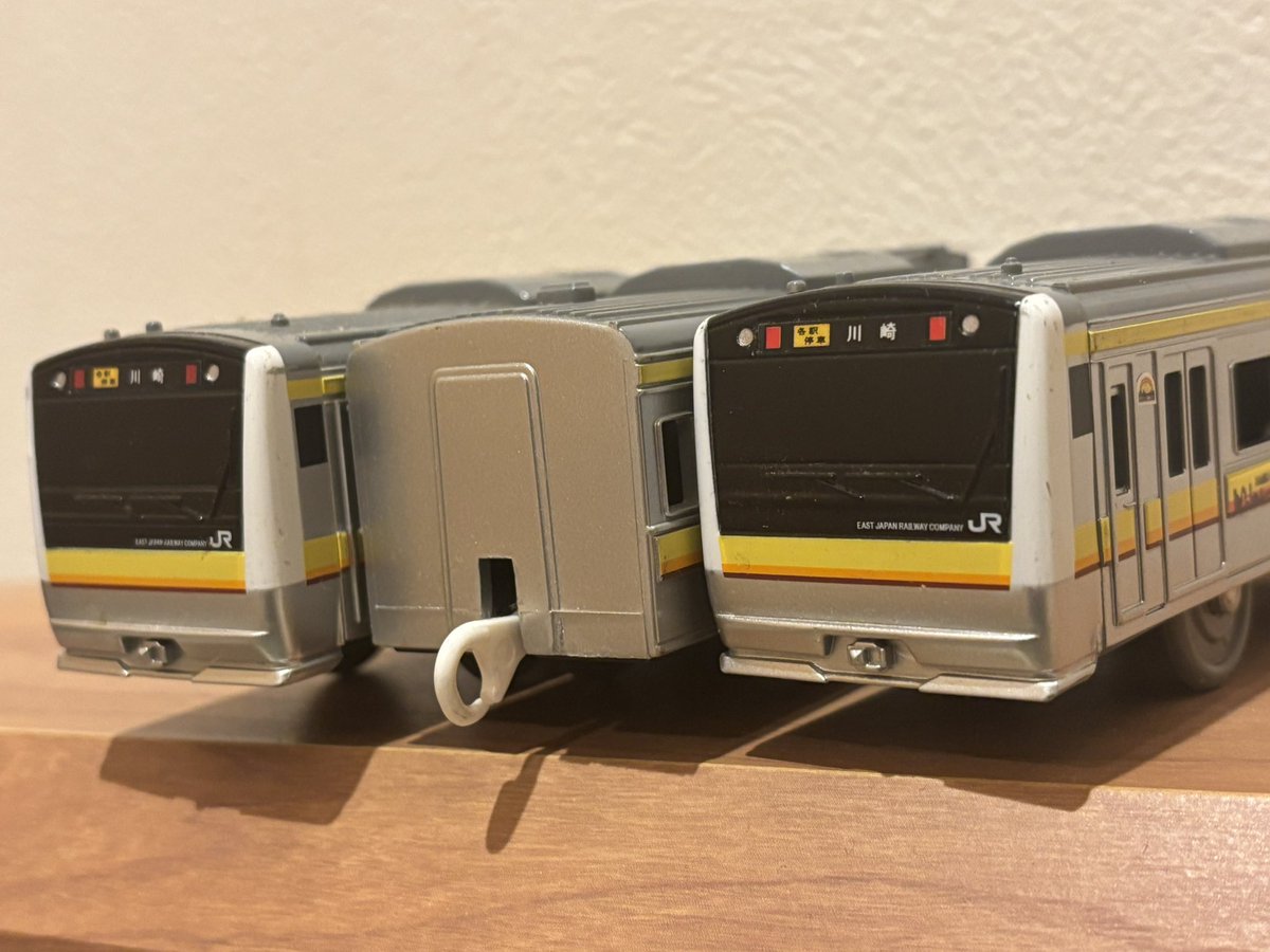 なんか今日部屋の掃除してたら大昔に買った南武線のプラレールが出てきたわ
今プレミア付いてるっぽいから綺麗にして売っちゃおうかな