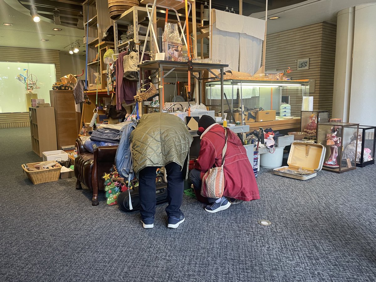 枚方市御殿山生涯学習美術センターでの展示は、ほんとにたくさんの人が見て触って持ち帰って持ち込んでが繰り返されてて、良い風景だなと思う。

6070代の方々が元気なのが、また良いなと思う。