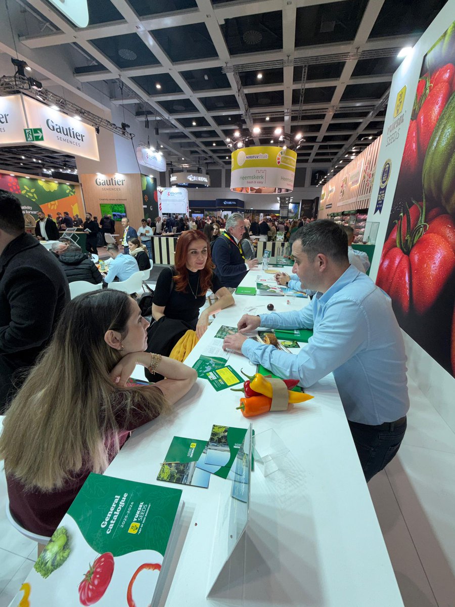 yukseltohum's tweet photo. 🚀 FRUIT LOGISTICA’da güçlü bir başlangıç!

Dünyanın dört bir yanından müşteriler, üreticiler, perakendeciler ve sektör paydaşlarıyla verimli bir günü geride bıraktık. 

👉 Fuar süresince sizi Yuksel Seeds standımıza bekliyoruz:
📍 Hall A1 · Stand B33

#fruitlogistica2026 https://t.co/eSvGn2146S