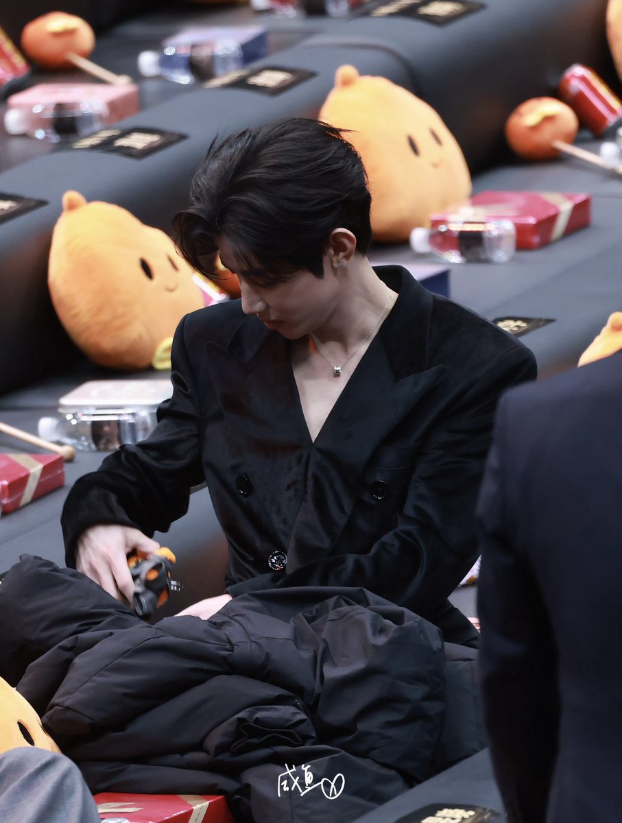 zhang hao loves the keyring 😭