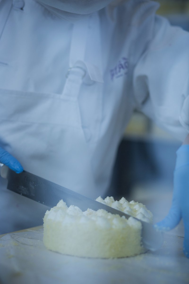 パティシエの真剣な手元。
すべては、皆さまの「笑顔」が見たいから。

今日という日が、あなたにとって 
幸せな一日になりますように。

そんな想いを胸に、
私たちは今日もスイーツづくりに励んでいます。