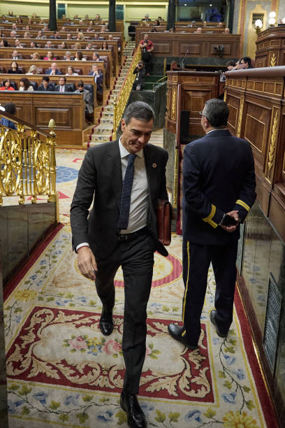 Este señor se ha enfrentado a las personas más poderosas de este mundo Mientras el resto les limpia las botas HONOR y RESPETO <a href="/sanchezcastejon/">Pedro Sánchez</a> que sigan ladrando