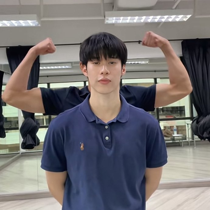 freakalivefree's tweet image. พี่เพิร์ลโคตร big guy จริง ๆ อะ😭😭😭😭😭😭😭😭😭😭😭size diff ค่ตบ้า เกาหัวแกร่ก ๆ 🫵🏻😣