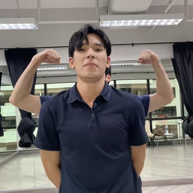 freakalivefree's tweet image. พี่เพิร์ลโคตร big guy จริง ๆ อะ😭😭😭😭😭😭😭😭😭😭😭size diff ค่ตบ้า เกาหัวแกร่ก ๆ 🫵🏻😣