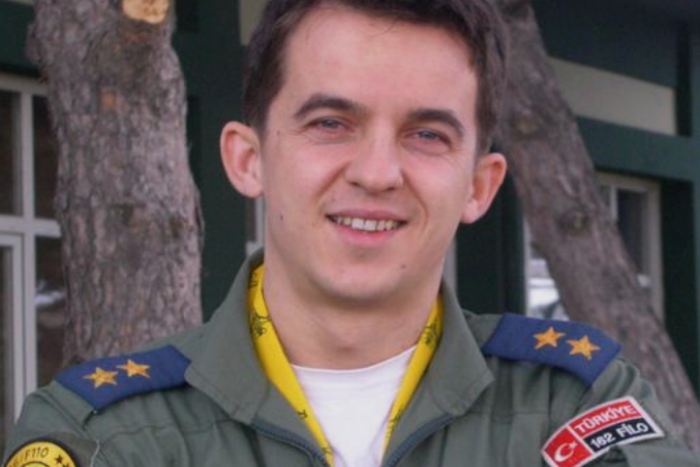 Dokuz yıldır cezaevinde olan KHK’lı F-16 pilotu kurmay albay Murat Çınar'dan Meclis’e mektup: 

"15 Temmuz 2016’da, 28 yıl boyunca şerefle taşıdığım üniformayla görev yapan bir F-16 pilotu Kurmay Albaydım. Doktora tez hocamın daveti üzerine ODTÜ’deydim. Kendi tezimin kitap hâline