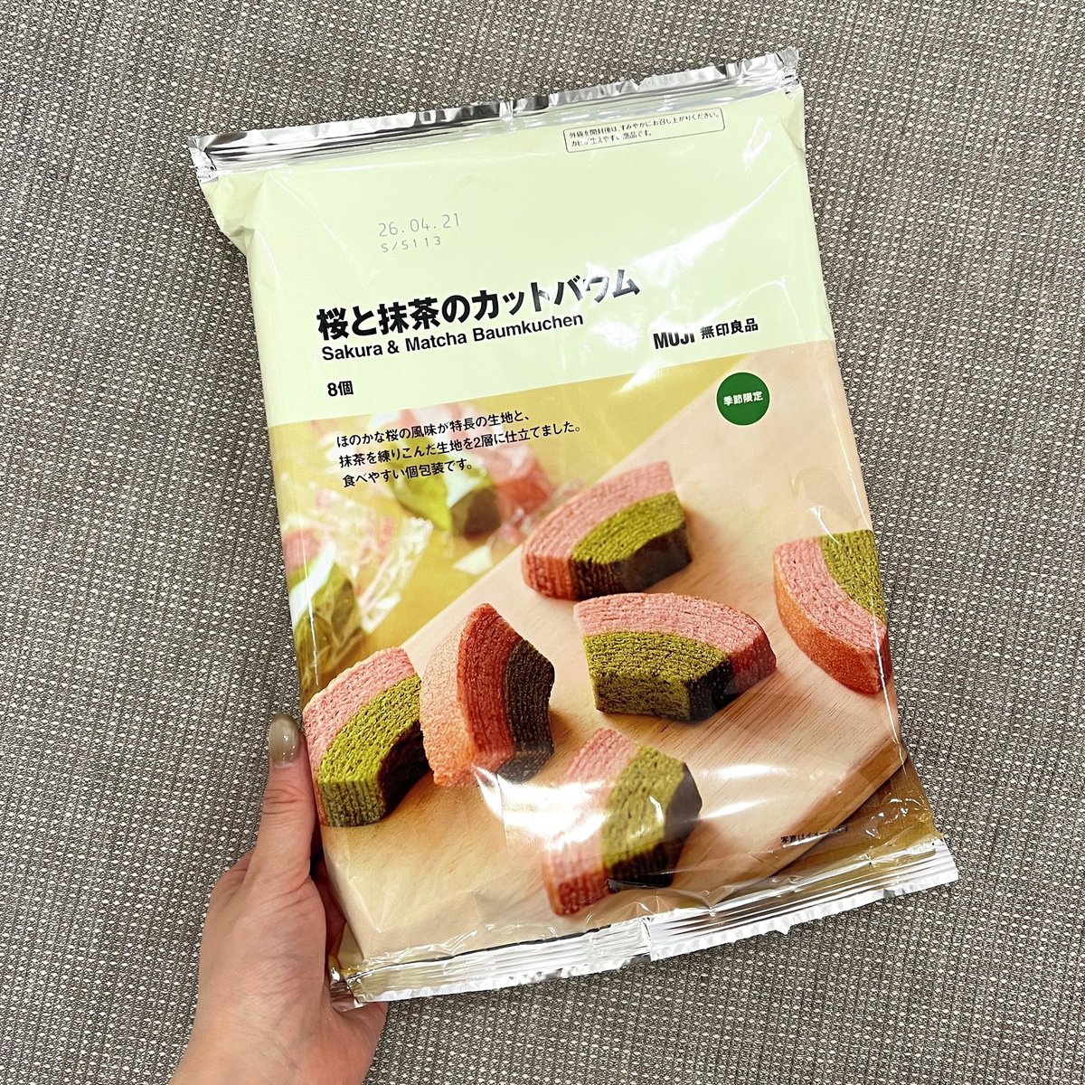 ほのかな桜風味の生地と、抹茶を練りこんだ生地を2層に仕立てました 