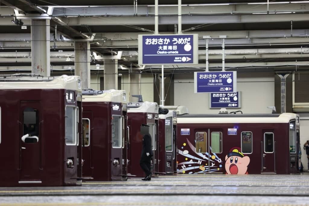 itm_nlab's tweet photo. 奇跡の構図

阪急大阪梅田駅で神戸線・カービィ号を撮影していたら……「これすげぇぇええ」　まさかの光景が150万表示「駅員さん逃げてｗ」
https://t.co/vi4ay6998N https://t.co/I18QiOcdhj