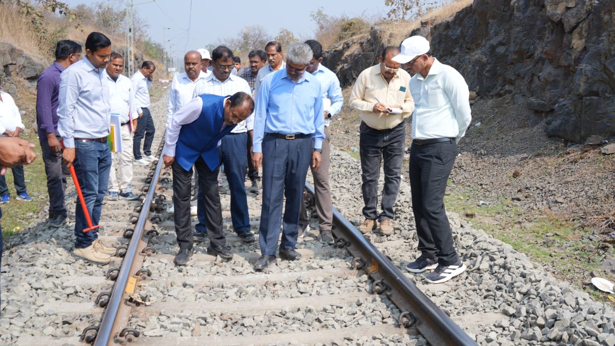 SCRailwayIndia's tweet image. Shri Sanjay Kumar Srivastava, GM/SCR Inspected Bridge no : 110, Curve No.40 and interacted with trackmen near Kinwat during the Safety Inspection along with DRM/Nanded and other senior Railway officials 
@RailMinIndia 
@SCRailwayIndia 
@nanded_division
#inspection #bridge #curve