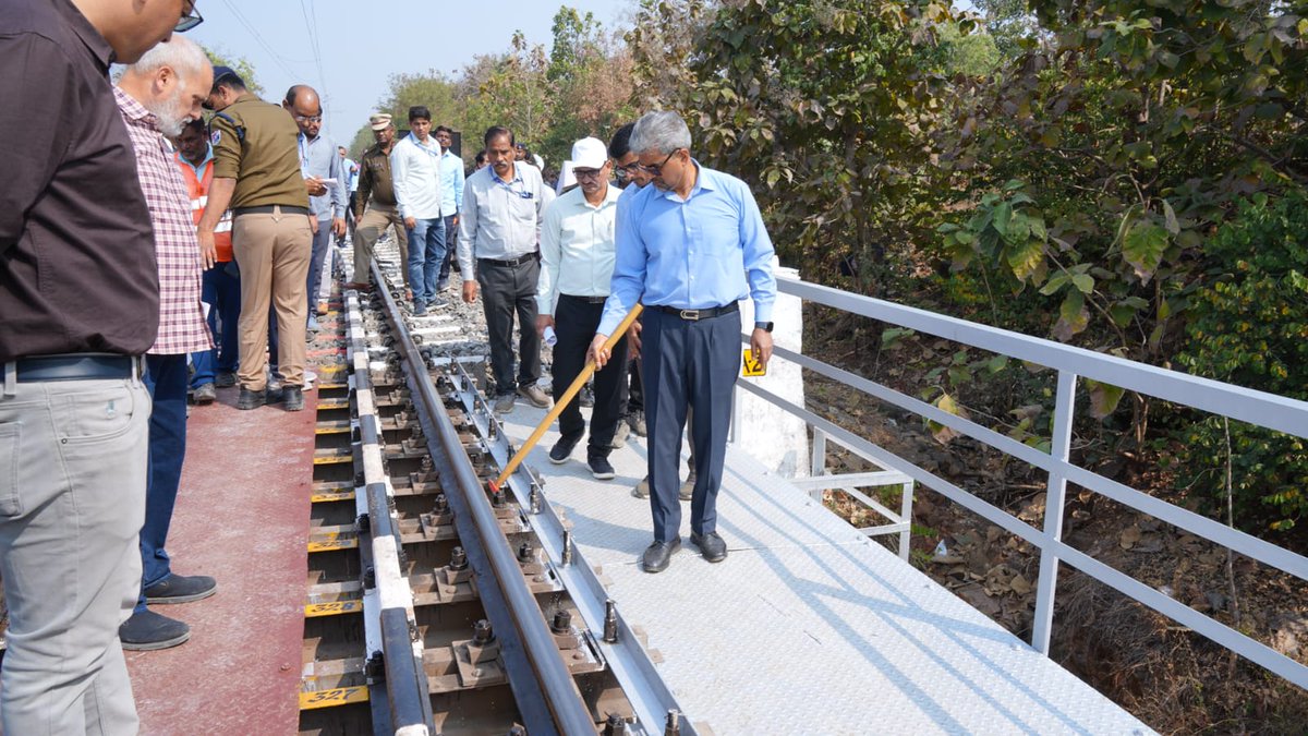 SCRailwayIndia's tweet image. Shri Sanjay Kumar Srivastava, GM/SCR Inspected Bridge no : 110, Curve No.40 and interacted with trackmen near Kinwat during the Safety Inspection along with DRM/Nanded and other senior Railway officials 
@RailMinIndia 
@SCRailwayIndia 
@nanded_division
#inspection #bridge #curve