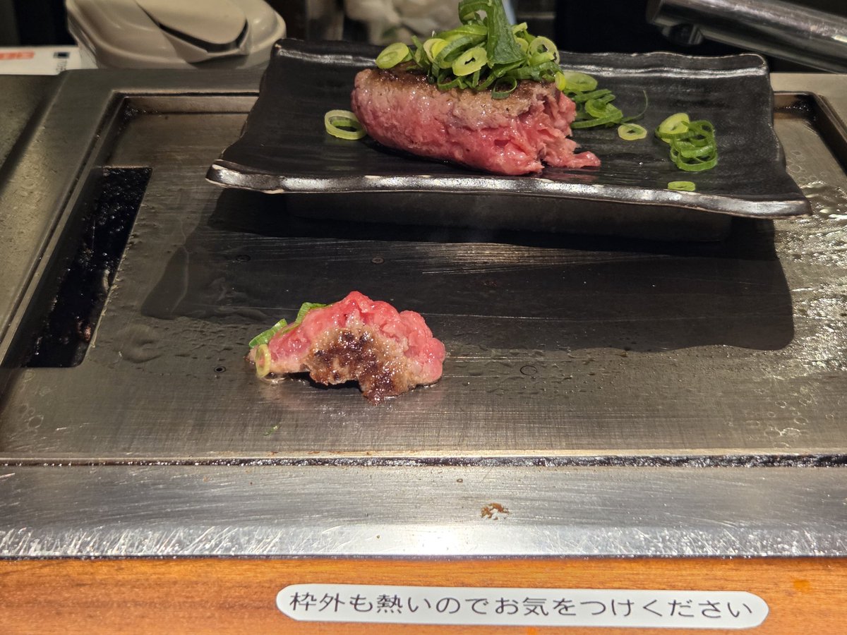東京駅で、焼ながら食べるハンバーグで、堪能いたしました。