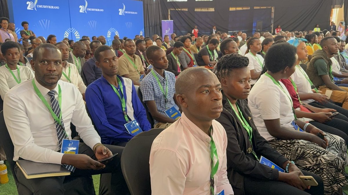 ChristineNdacy2's tweet photo. Inama y'Igihugu #Umushyikirano ya 20.
@GisagaraDistr abaturage babukereye,bavuga ko y'umushyikirano ari ubukwe.Umwanya mwiza wo gusuzuma ibyagezweho no gutanga ibitekerezo kubyo bifuza byakorwa.#Abaturage barashima aho bageze mu iterambere @RwandaSouth @RwandaLocalGov https://t.co/wLgMbsc92t