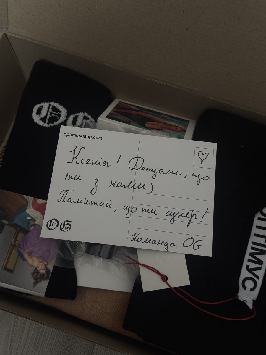 нещодавно отримала посилку з мерчем оптімусів так кайфанула ви б знали