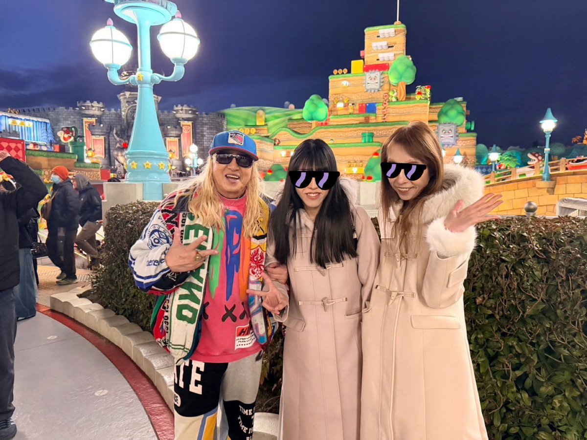 DJKOO_official's tweet photo. 家族でユニバ！！スーパー・ニンテンドー・ワールドめっちゃ楽しい！ミニオンも古参のジョーズも！チュリトスも！
全部最高だけど！キャスト皆さんの笑顔のおもてなしに心癒された❣️

パーク内で僕を発見してくれる人も多くてw
掛けられる言葉第一位は「本物でか！？」
はい、ホンモノ DO DANCE！！

休日の一日
家族との楽しい思い出は一番の宝物ですね！！
超最KOOのポジティブパワー充電出来ました

スーパー・ニンテンドー・ワールドはパワーアップバンドでスタンプコレクションとコイン集めが楽しい！！

#USJ 
#ニンテンドー 
#DJKOO