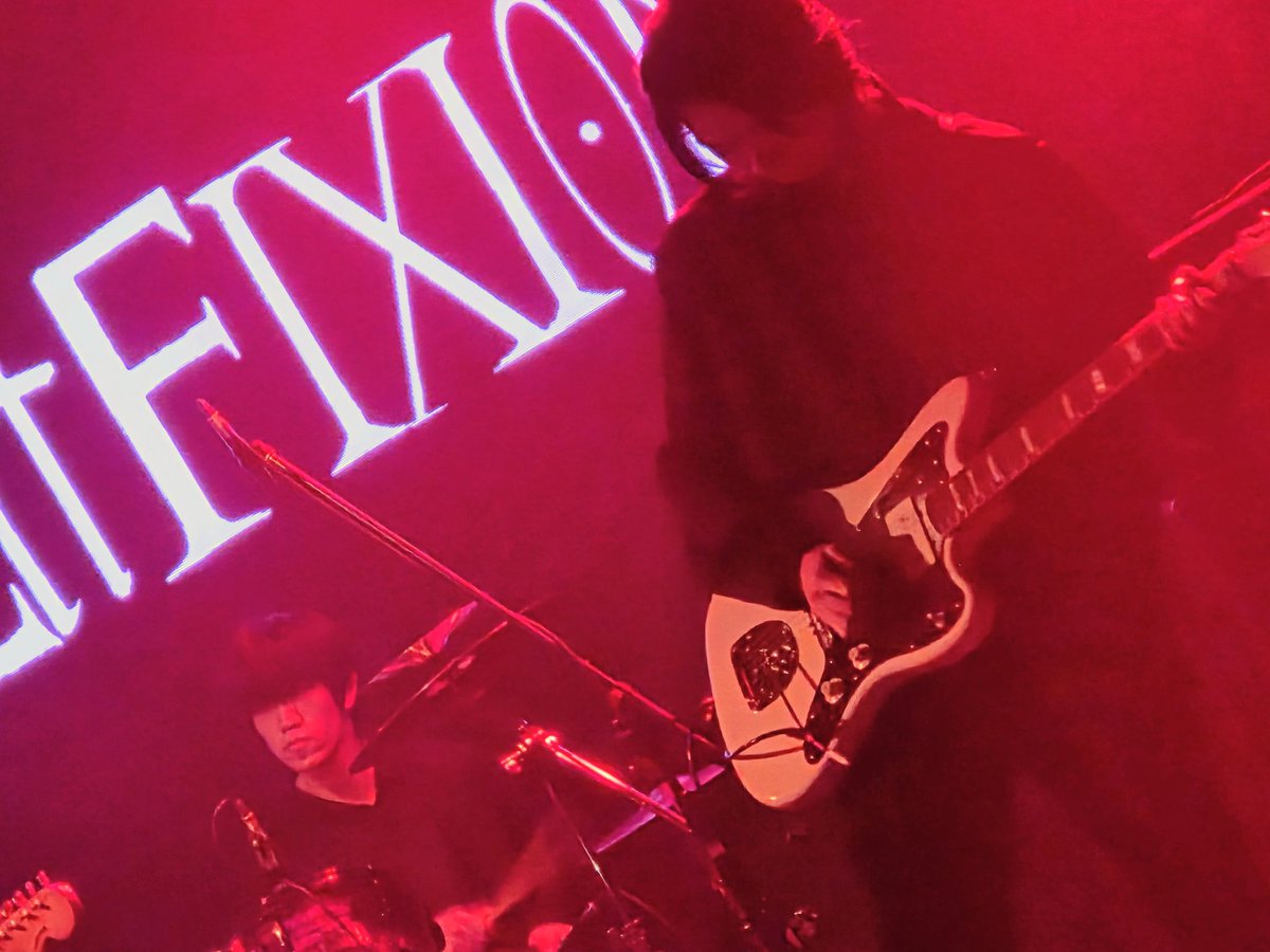 今夜もスタート！

初登場のThe Lit FIXION(<a href="/the_lit_fixion/">The Lit FIXION</a>)にて幕開け！
ノイジーで轟音なバッキングと印象的な空間系Gtリフ、鳴らすだけでなく鳴らさない"間"も幻想的なシューゲイズ感溢れるオルタナティブロック！

次回は2/10(火)吉祥寺RJGBに出演です！