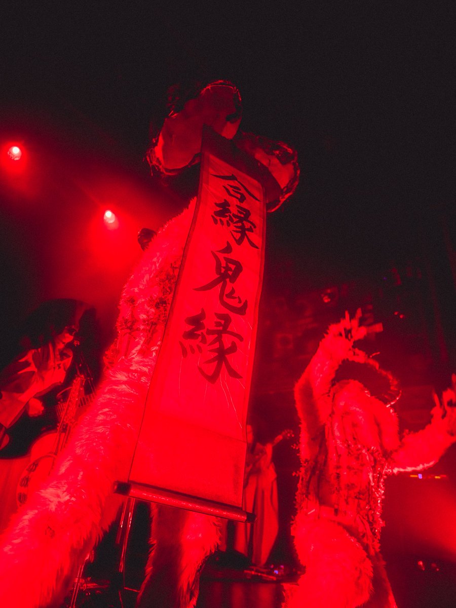 oninomigiude's tweet photo. ︵⊹𖤕︵⏜︵𖤕⊹︵

無道院魔惧曲寄席
ありがとうございました！

皆皆様に
心より
シャンカラビエ！！！

︶⊹⏝ॱ⋅.˳˳.⋅ॱ⏝⊹︶

写真@yokoching https://t.co/4jXFN3umyI
