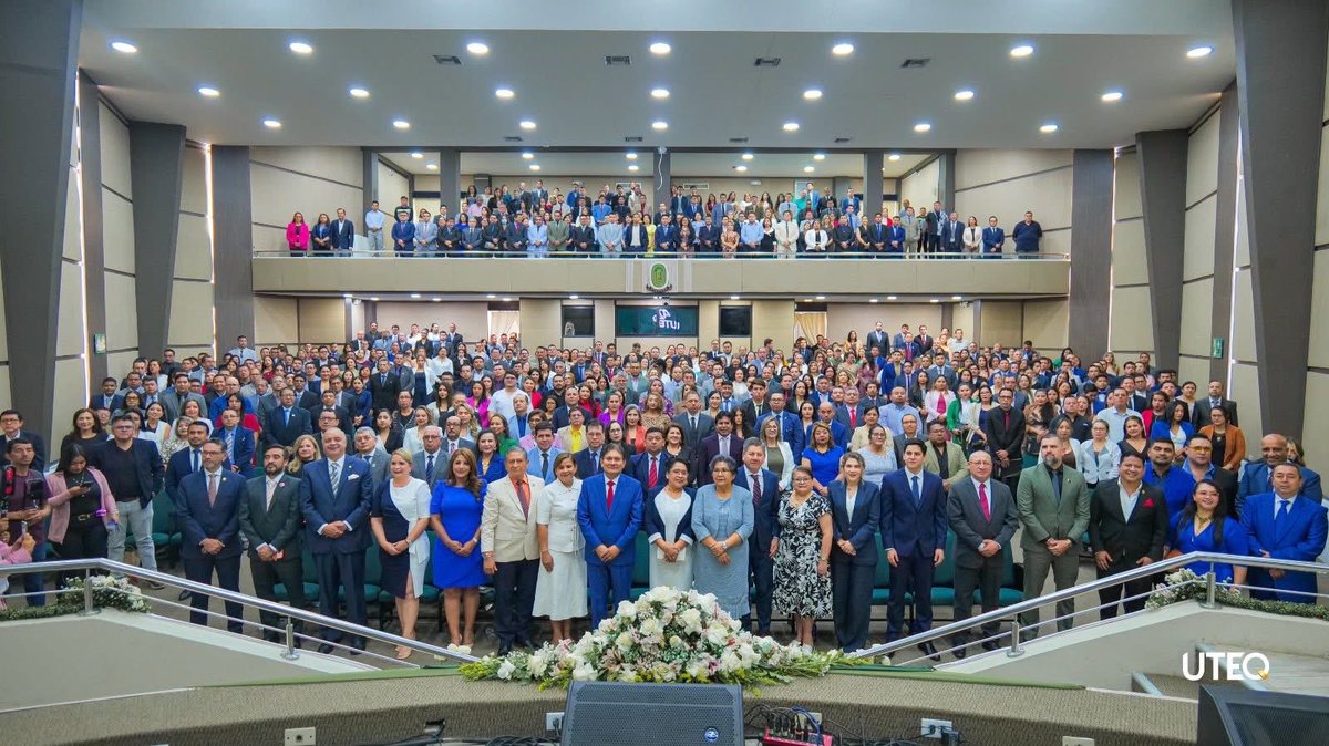 La UTEQ conmemoró sus 42 años de vida institucional con un acto solemne que reunió a autoridades locales. Durante la ceremonia, la señora rectora, Dra. Yenny Torres Navarrete, presentó el Informe de Labores correspondiente a la Gestión 2025.