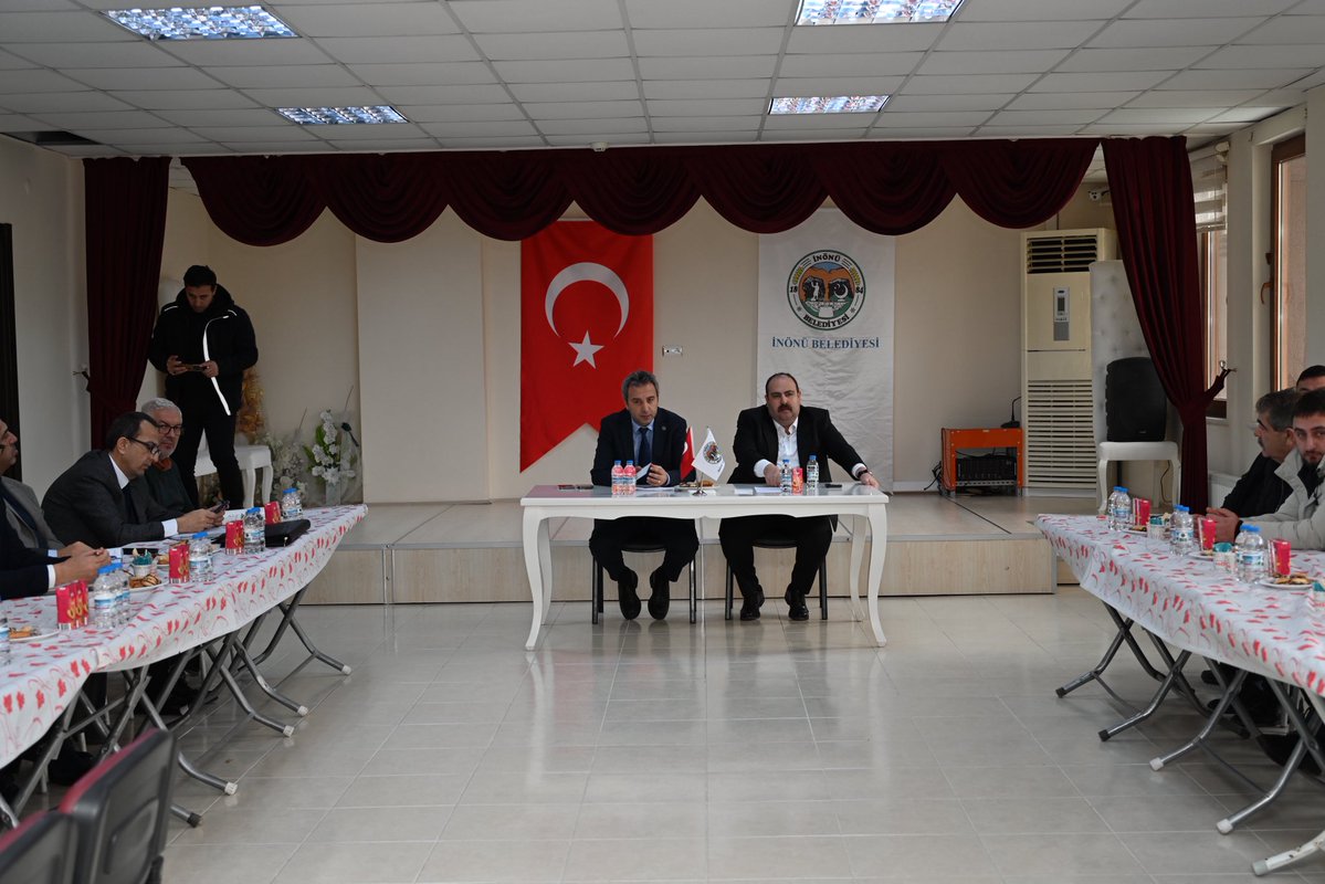 Belediye Başkanımız Sn. Serhat HAMAMCI, DSİ 3. Bölge Müdürü Sn. Kağan ŞAN, AK Parti İlçe Başkanı Sn. Gökhan AYDIN, MHP İlçe Başkanı Sn. Çetin KORKMAZ,Meclis Üyelerimiz, Muhtarlarımız, STK başkanlarımız ve üreticilerimizin katılımlarıyla Belediyemiz toplantı salonunda 2026 yılında