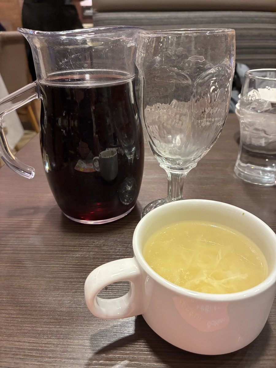 ある日のこと。デキャンタってこんなに大きいの⁉︎、と思っていろいろ比較になりそうなものを写してみました。