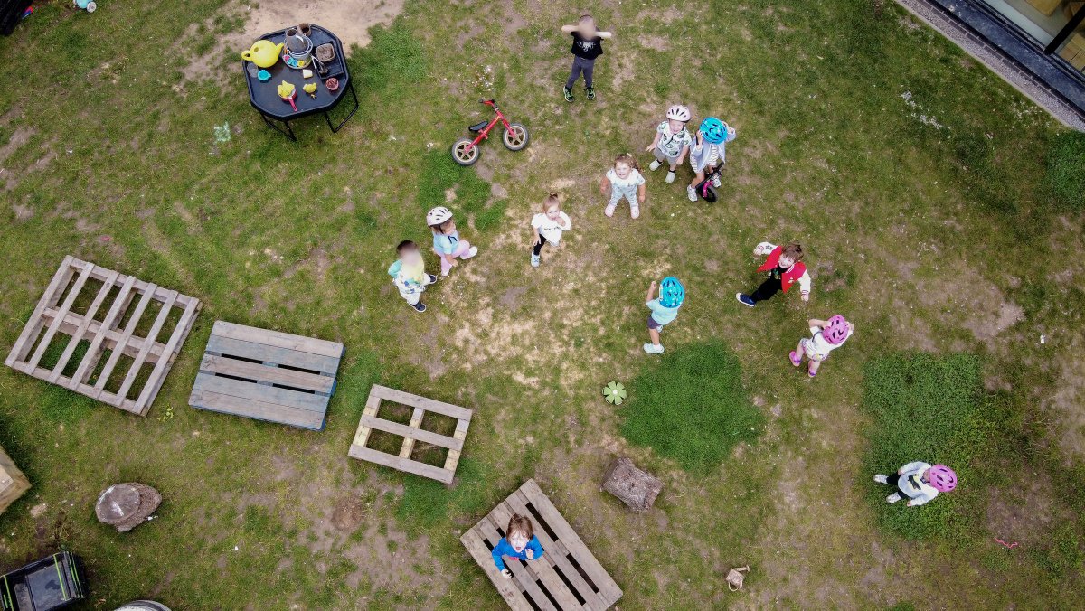 lullabynursery's tweet image. 👋📷 For #WorldPhotographyDay we said hello to a drone, for a new perspective on Lullaby Lane Nurseries at Hogganfield Loch!

Our children also explored Hogganfield Loch with disposable cameras, we'll be sharing the results soon! 📸